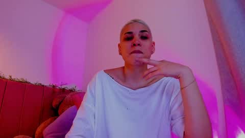 Snapshot of laura_r23 chatting on 04-20-26, 04:26 Laura Rose online show from 04-20-26, 04:26