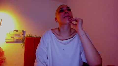 Snapshot of laura_r23 chatting on 04-20-26, 04:43 Laura Rose online show from 04-20-26, 04:43
