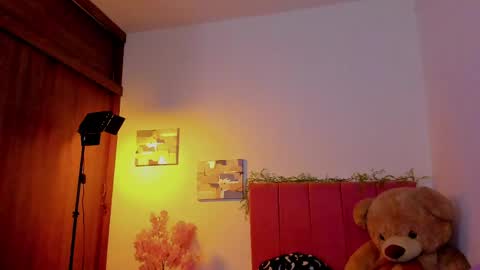 Snapshot of laura_r23 chatting on 04-22-26, 05:43 Laura Rose online show from 04-22-26, 05:43