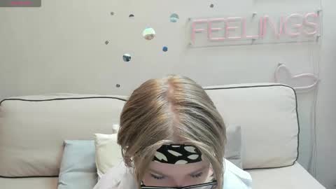 Snapshot of lauraaa_smith chatting on 02-23-26, 12:52 Laura online show from 02-23-26, 12:52