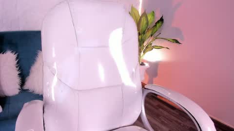 Snapshot of lauracarther chatting on 04-21-26, 02:51 LauraCarther online show from 04-21-26, 02:51