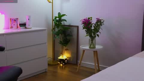 Snapshot of lauradelight chatting on 05-05-26, 06:10 NatalieDelight online show from 05-05-26, 06:10