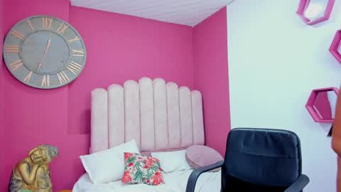 Laura Glowing online show from 12-03-24, 06:04