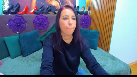 Laura online show from 10-30-25, 04:25