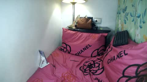 Snapshot of laureen_gavh chatting on 03-02-25, 03:02 Belle online show from 03-02-25, 03:02