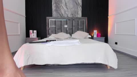 Lauren Weels online show from 04-08-26, 07:58