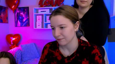 Snapshot of laurenmurrr chatting on 02-14-26, 10:23 Laure online show from 02-14-26, 10:23