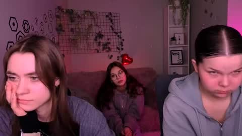 Snapshot of laurenmurrr chatting on 02-23-26, 10:45 Laure online show from 02-23-26, 10:45