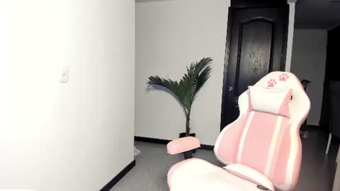 Snapshot of laurent_jones chatting on 07-18-26, 10:08 daniela angel online show from 07-18-26, 10:08