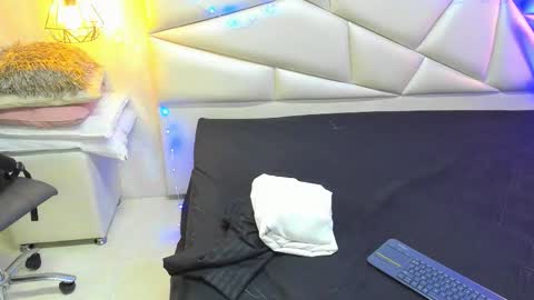 Laurent online show from 12-23-25, 10:46