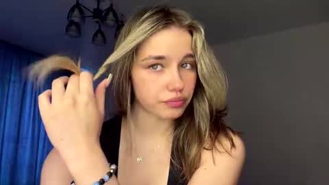 Snapshot of laurineleconey chatting on 06-28-26, 01:17 Bella online show from 06-28-26, 01:17