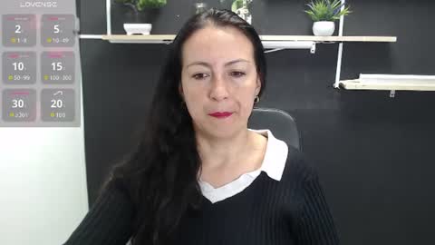 Snapshot of lauryn_jones chatting on 06-10-26, 05:45 Laury online show from 06-10-26, 05:45