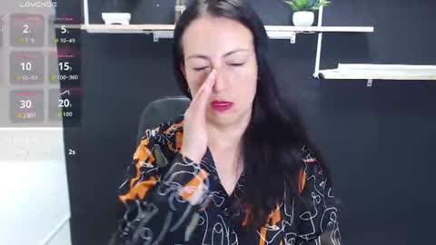 Snapshot of lauryn_jones chatting on 06-13-26, 04:49 Laury online show from 06-13-26, 04:49