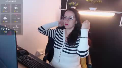 Snapshot of lauryn_jones chatting on 07-07-26, 05:50 Laury online show from 07-07-26, 05:50