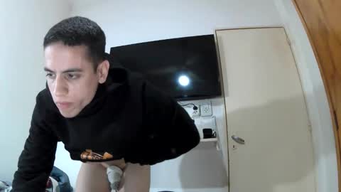 Snapshot of lauti_twink chatting on 09-15-25, 06:46 Lautaro online show from 09-15-25, 06:46