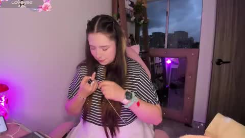 Snapshot of lauu_r chatting on 09-18-25, 10:56 online show from 09-18-25, 10:56