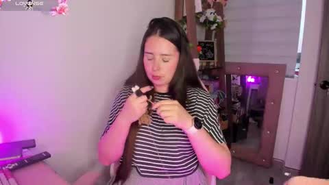 Snapshot of lauu_r chatting on 10-17-25, 10:34 online show from 10-17-25, 10:34