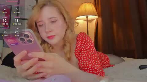 Snapshot of lavender_tender chatting on 06-19-26, 05:01 Lav online show from 06-19-26, 05:01