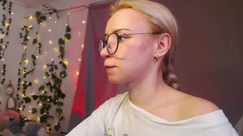 Mia online show from 03-31-26, 10:48