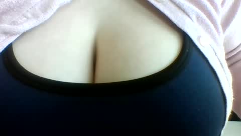 Snapshot of layannalea chatting on 05-04-26, 01:23 layannalea online show from 05-04-26, 01:23