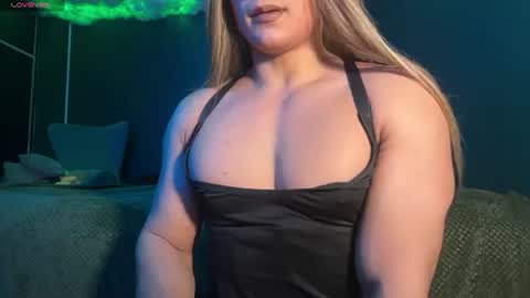 Layla   help me with your thumbs up its important  online show from 06-26-26, 02:49