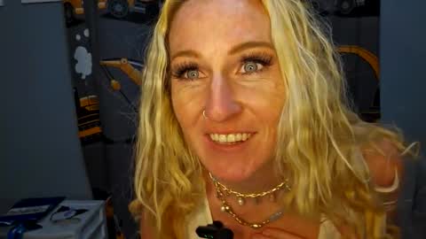 laylalucks online show from 10-22-25, 03:18