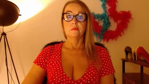 Snapshot of leadesire chatting on 10-27-25, 03:16 LEA online show from 10-27-25, 03:16