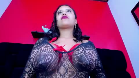 Snapshot of leah_gomed chatting on 12-19-24, 06:01 Leah online show from 12-19-24, 06:01