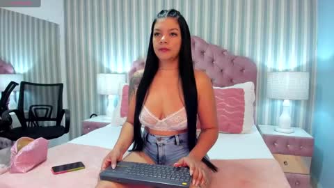 Snapshot of leahfontana chatting on 01-28-25, 12:32 Leah Fontana online show from 01-28-25, 12:32