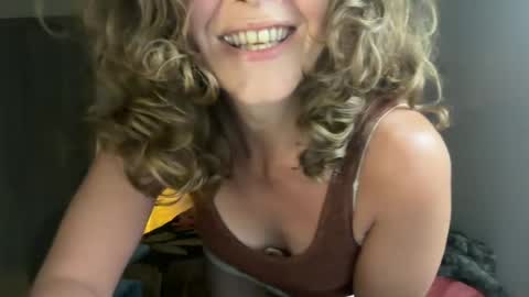 Snapshot of leahsparkles chatting on 07-08-26, 04:28 Leah Sparkles online show from 07-08-26, 04:28