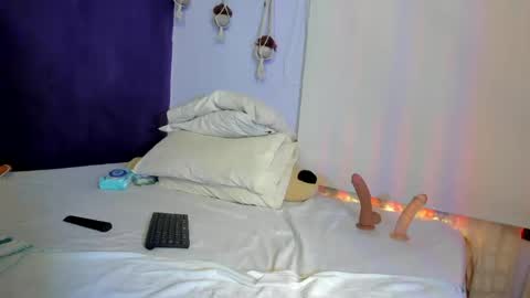 Snapshot of leamonroe__ chatting on 05-13-26, 04:26 Hey Im Lea online show from 05-13-26, 04:26