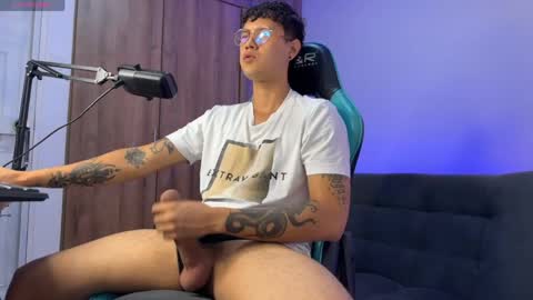 Snapshot of leaneseb chatting on 04-25-26, 01:52 leaneseb online show from 04-25-26, 01:52