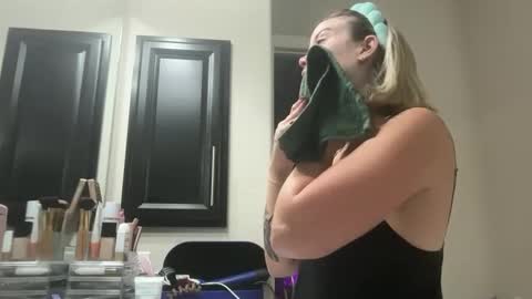 Snapshot of leanneluxecouple chatting on 09-23-25, 10:18 leanneluxecouple online show from 09-23-25, 10:18