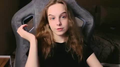 Snapshot of leiamurphy chatting on 06-19-26, 04:22 Leia online show from 06-19-26, 04:22