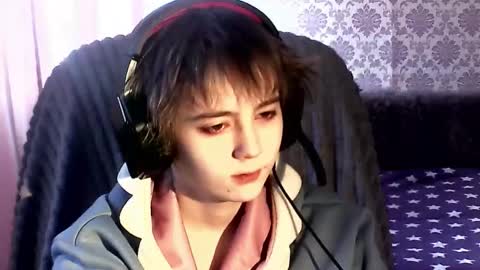 Snapshot of leigharedcross chatting on 02-12-26, 06:08 Viola online show from 02-12-26, 06:08