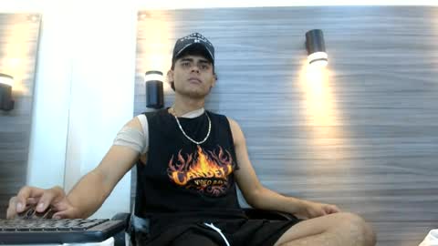 Snapshot of lelehott01 chatting on 06-25-26, 02:44 lelehott01 online show from 06-25-26, 02:44