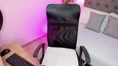 Snapshot of lena_clark chatting on 09-29-25, 12:21 L E N A online show from 09-29-25, 12:21