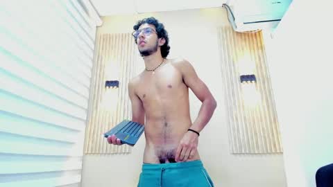 Snapshot of leo_sanz6 chatting on 05-26-26, 01:29 LEO online show from 05-26-26, 01:29