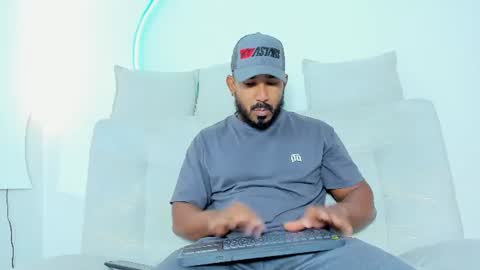 Snapshot of leocarter_ chatting on 06-18-26, 01:15 leo online show from 06-18-26, 01:15