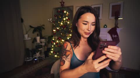 Snapshot of leonamell chatting on 12-25-24, 07:02 Leo online show from 12-25-24, 07:02