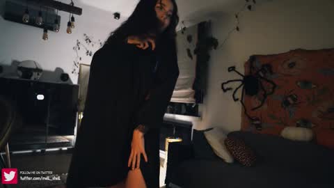 Snapshot of leonamell chatting on 10-28-25, 06:43 Leo online show from 10-28-25, 06:43