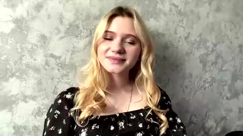 Snapshot of leonidalabrador chatting on 07-05-26, 11:06 Mia online show from 07-05-26, 11:06