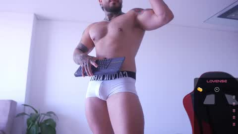 Snapshot of leosalvatore_ chatting on 05-16-26, 04:39 Leo Salvatore online show from 05-16-26, 04:39