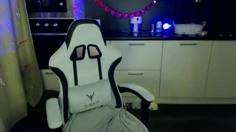 Snapshot of lesssi_ chatting on 02-26-25, 01:21 Alison online show from 02-26-25, 01:21