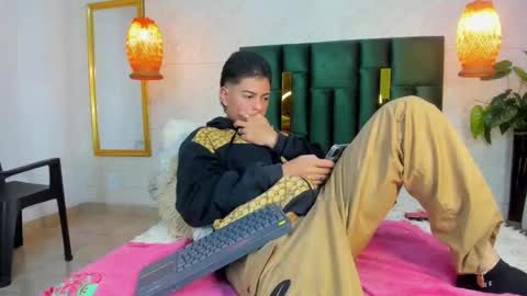 Snapshot of levy_steve chatting on 10-25-25, 04:20 LevySteven online show from 10-25-25, 04:20