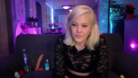 Snapshot of lexi_shocker chatting on 06-17-26, 07:33 Lexi online show from 06-17-26, 07:33