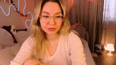 Snapshot of leyalayla chatting on 04-22-26, 03:42 Lily online show from 04-22-26, 03:42