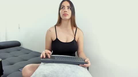 Snapshot of lia_and_felipe chatting on 01-13-25, 10:45 Lia y Felipe -- online show from 01-13-25, 10:45