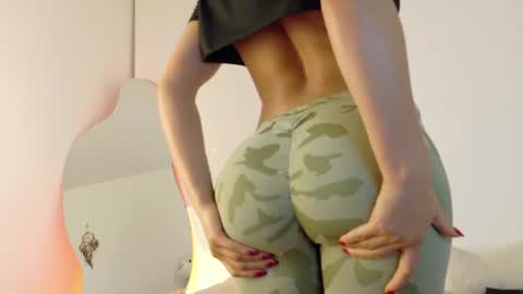 Snapshot of lia_tinez chatting on 06-19-26, 11:30 Lia online show from 06-19-26, 11:30