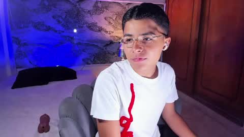 Snapshot of liam_dustin chatting on 05-06-26, 09:31 Liam online show from 05-06-26, 09:31